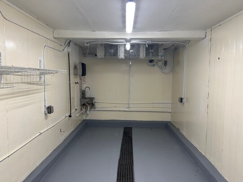 More Photos Of 174 NW 9th ave, Mulberry Distribution For Sale