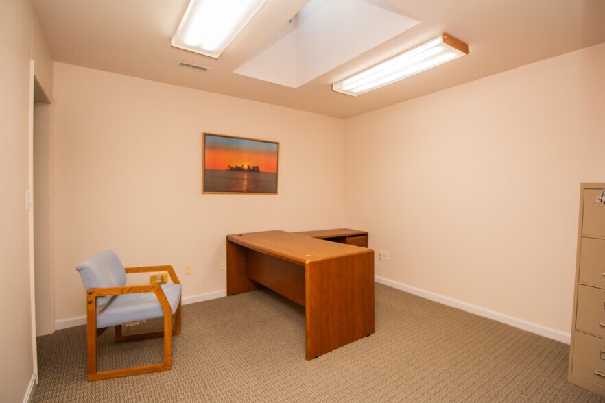 More Photos Of 1150 Main St, Leicester Showroom For Lease