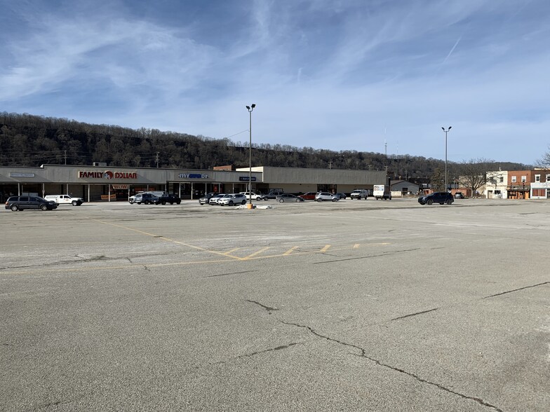 More Photos Of 300-340 Central City Plz, New Kensington General Retail For Sale