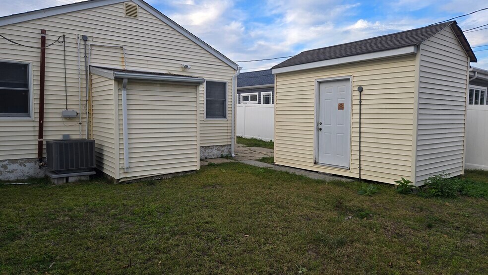 More Photos Of 724 E Park Ave, Long Beach Office For Lease