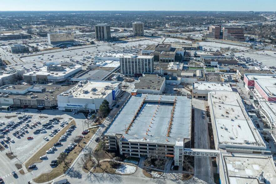 More Photos Of 100-120 Oakbrook Ctr, Oak Brook Medical For Lease