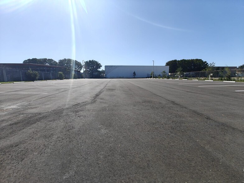 More Photos Of 8400 NW 74th st, Miami Land For Lease