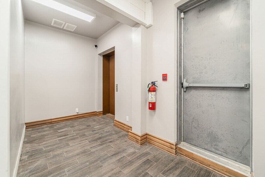 More Photos Of 6092-6120 Ch De La Côte-Des-Neiges, Montréal Storefront Retail Office For Lease