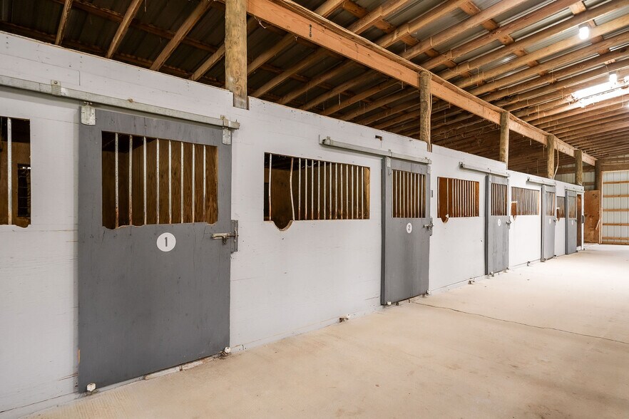 More Photos Of 1499 W Whitehall Rd, Cookeville Light Distribution For Sale