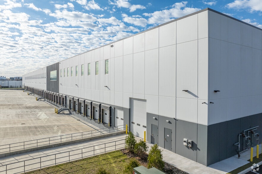 More Photos Of 55 Paradise Ln, Bay Shore Warehouse For Lease