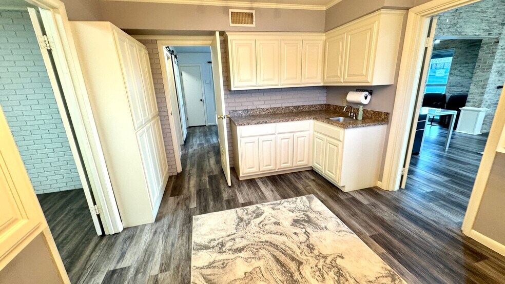 More Photos Of 211 N 5th St, Mcalester Office For Lease