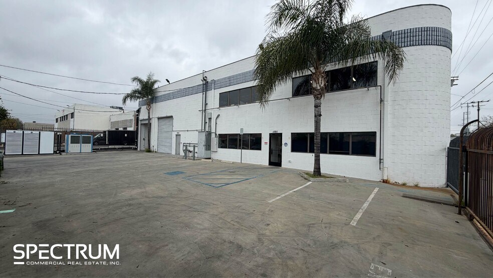 More Photos Of 15911 Arminta St, Van Nuys Manufacturing For Lease