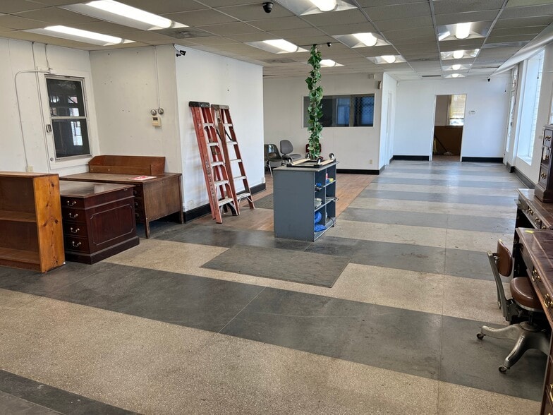 More Photos Of 244 E Court St, Marion Flex For Sale
