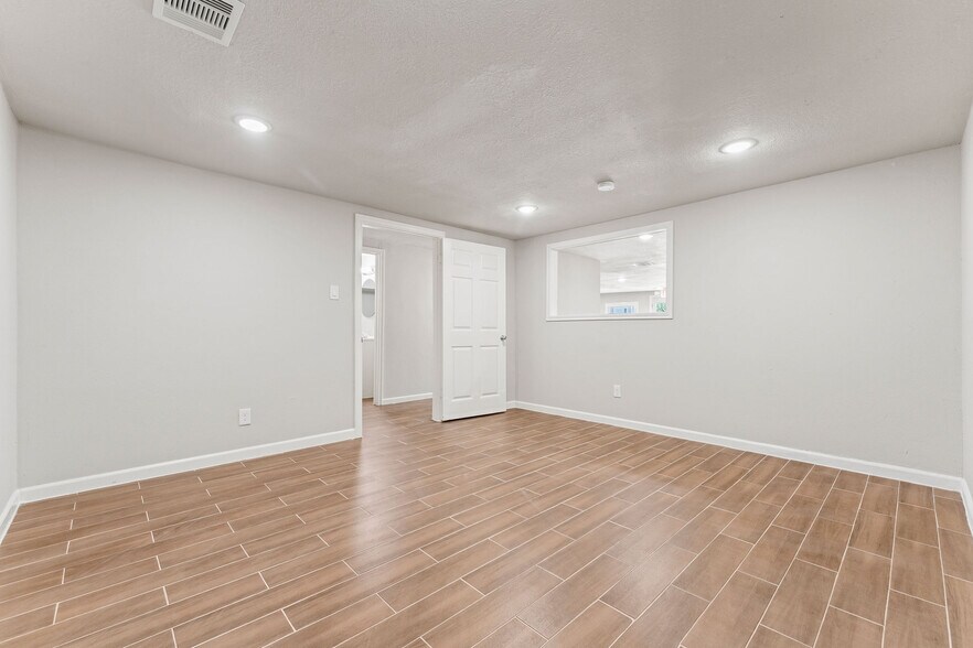 More Photos Of 6640 W Montgomery Rd, Houston Office For Sale