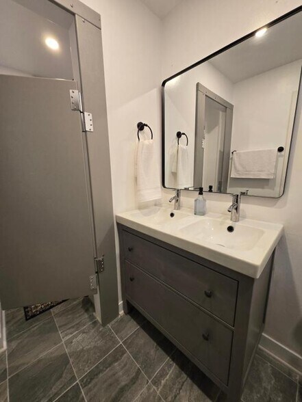 More Photos Of 838-840 W Grand Ave, Chicago Storefront Retail Residential For Lease