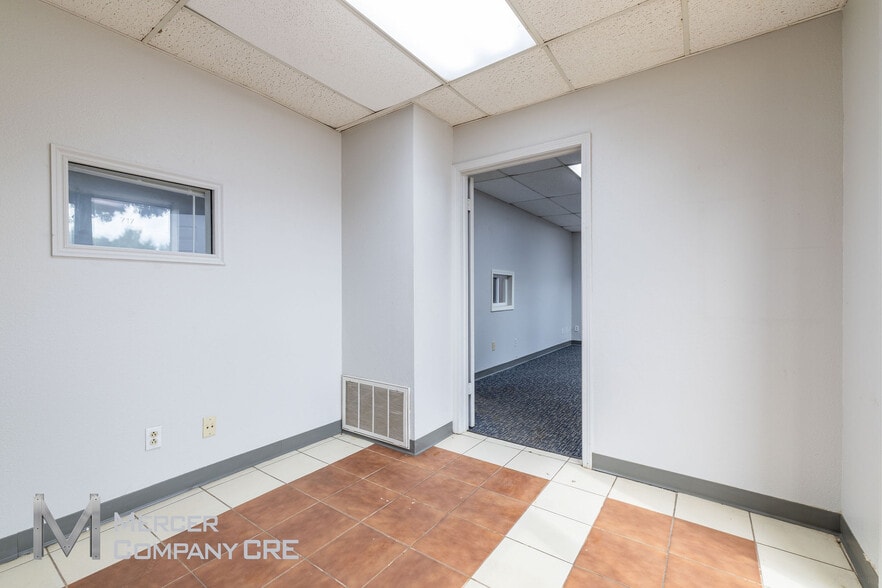 More Photos Of 717 Evergreen St, Edmond Service For Lease