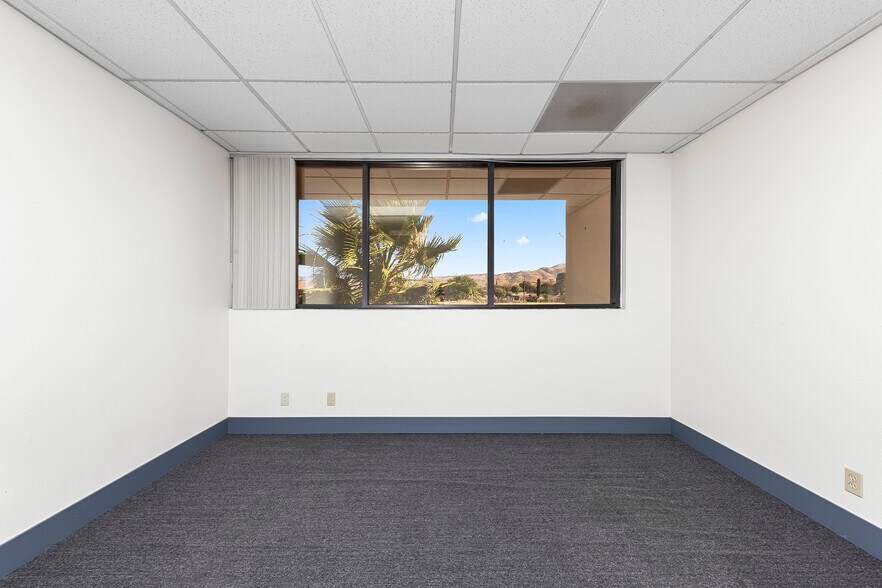 More Photos Of 301 Palmdale Blvd, Palmdale Office For Sale