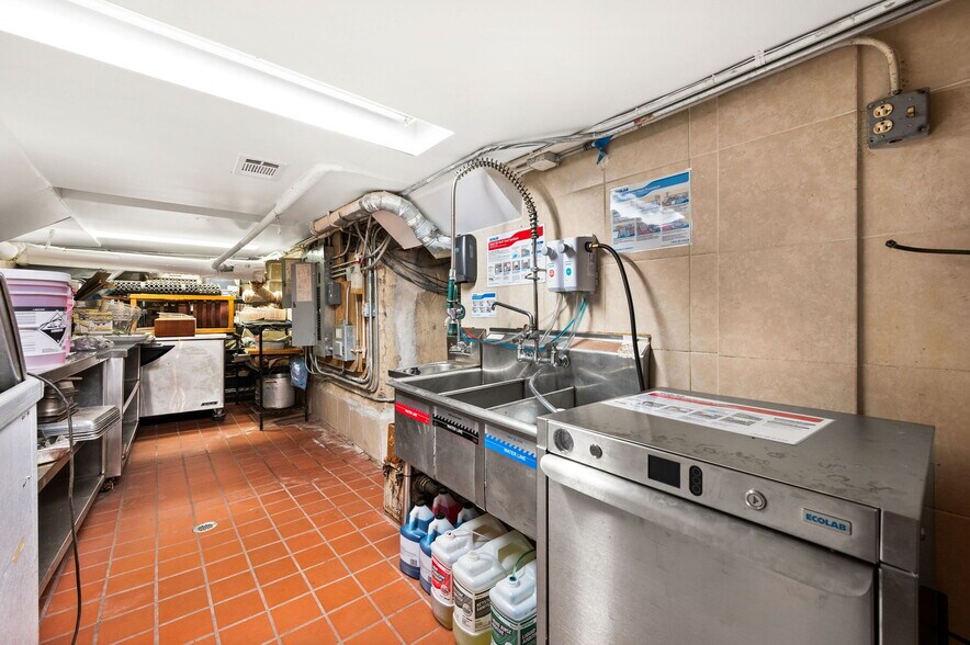 More Photos Of 3115 N Lincoln Ave, Chicago Restaurant For Sale