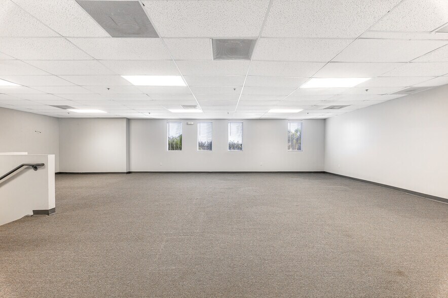 More Photos Of 1200 S Rogers Cir, Boca Raton Warehouse For Lease