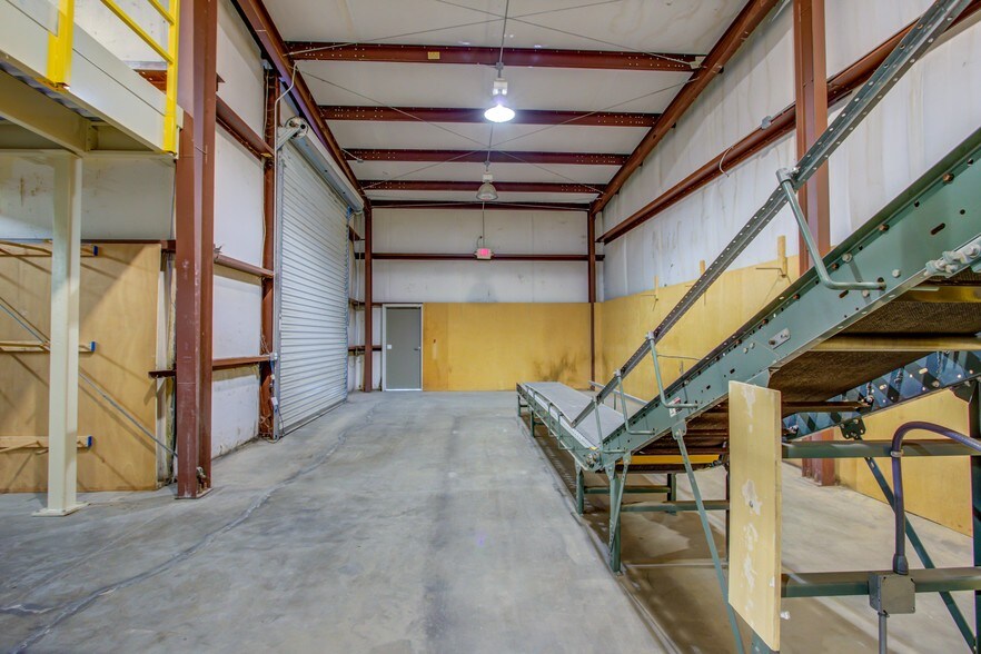 More Photos Of 108 Kelly Rd, Niceville Showroom For Lease