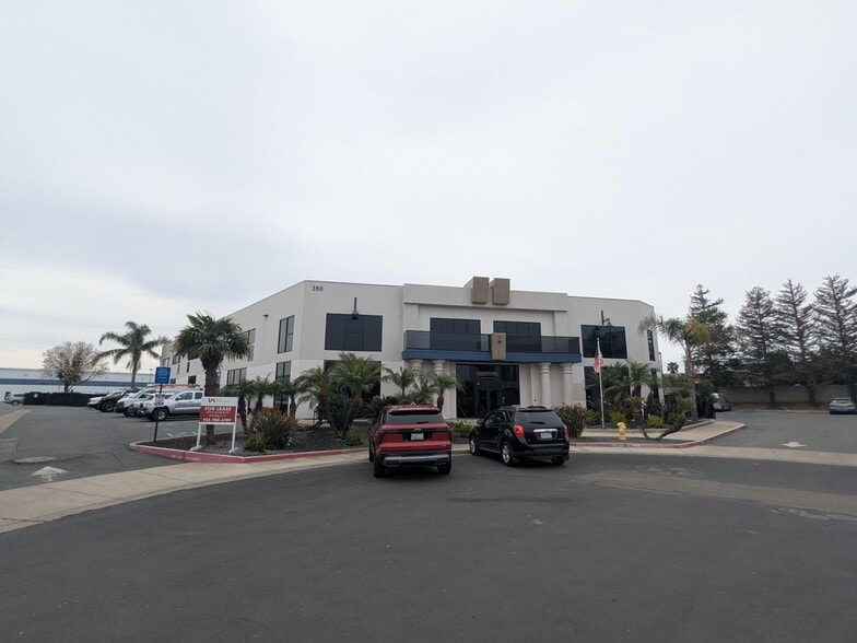 More Photos Of 380 Carrol Ct, Brentwood Industrial For Lease