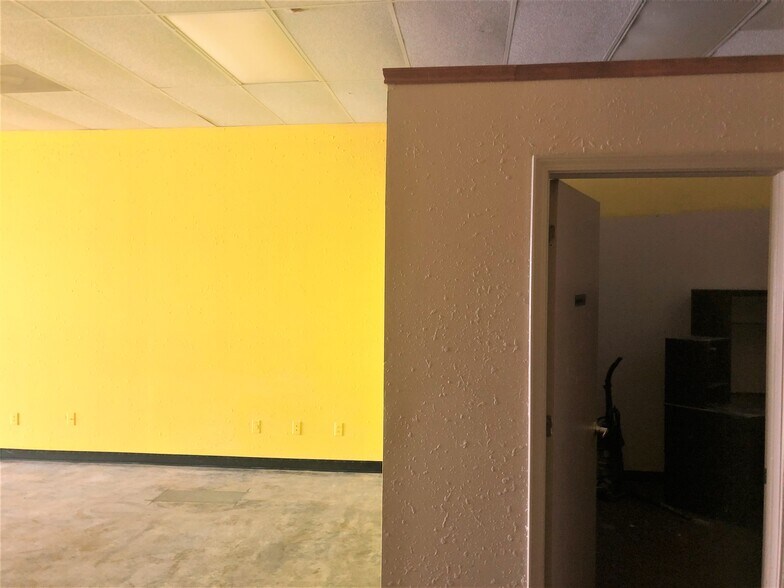 More Photos Of 2213-2217 Fayetteville Rd, Van Buren Storefront For Lease