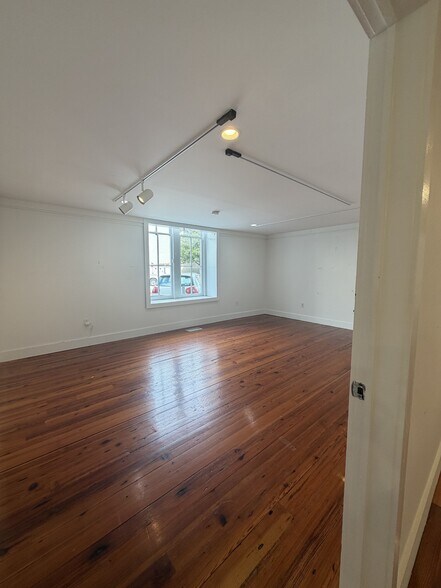 More Photos Of 143 E Bay St, Charleston Storefront Retail Office For Lease