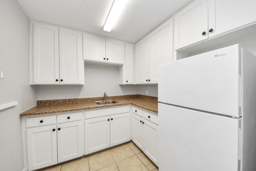 More Photos Of 2001 John St, Pasadena Office For Sale