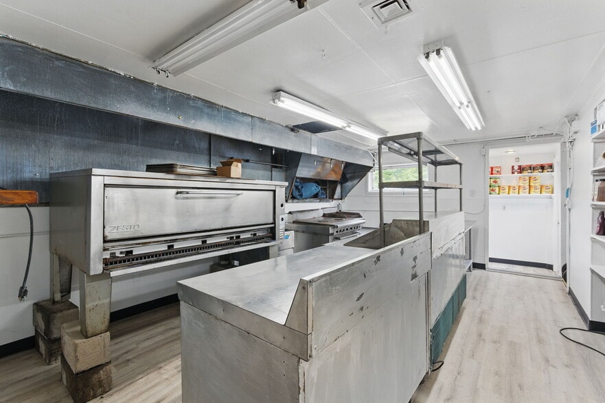 More Photos Of 200 Worthington Rd, Huntington Restaurant For Sale