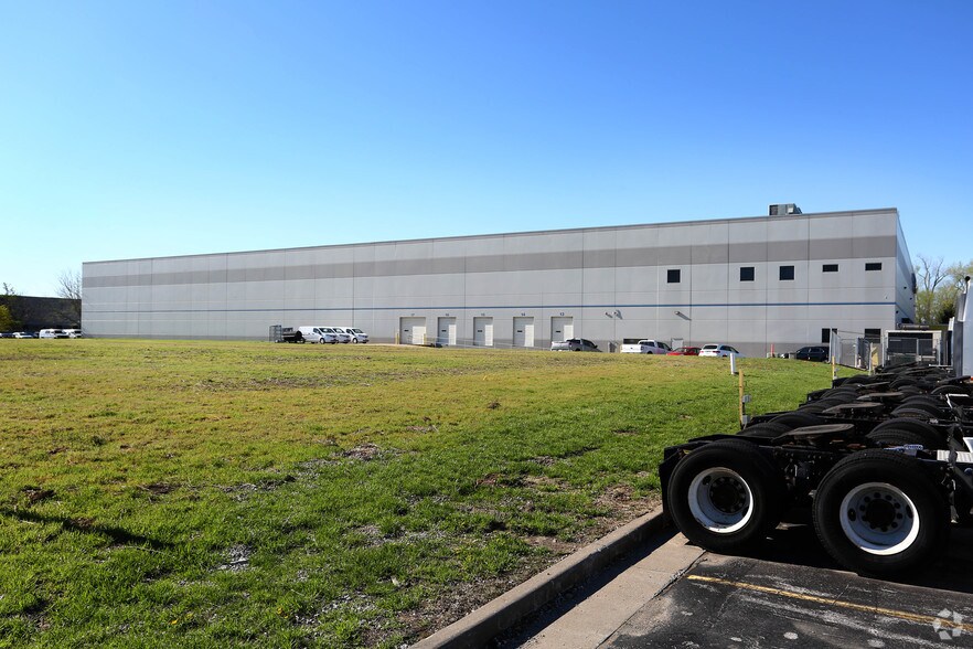 More Photos Of 3700 Rider Trail S, Earth City Warehouse For Lease