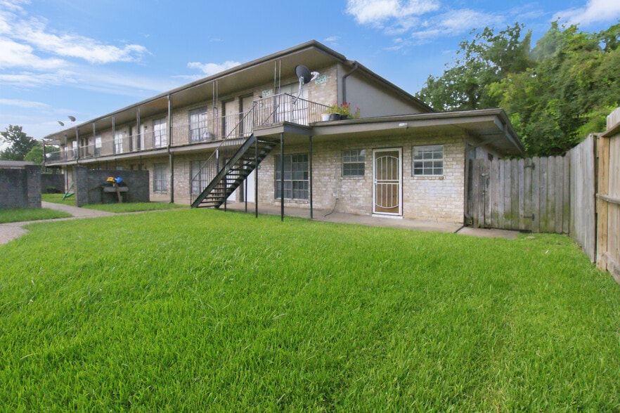 More Photos Of 3046 Golfcrest Blvd, Houston Apartments For Sale