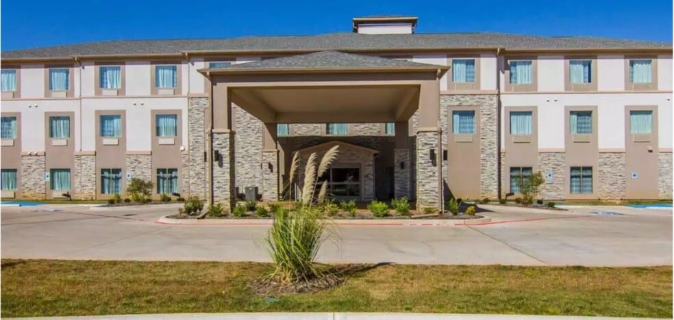 Primary Photo Of 615 City Center Way, Longview Hotel For Sale