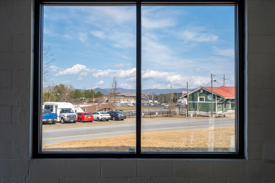 More Photos Of 30 Wall St, Jasper Auto Repair For Lease