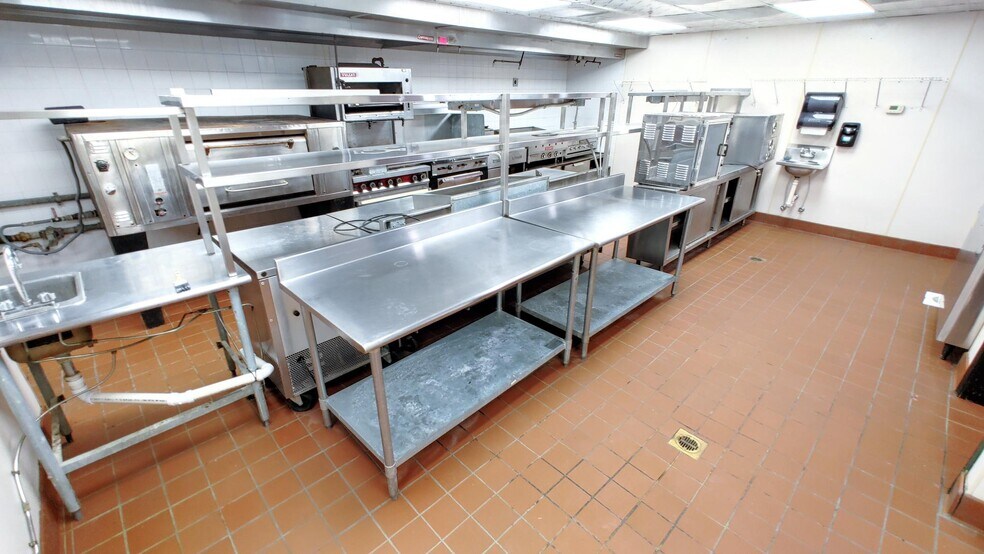 More Photos Of 5309 29th St E, Ellenton Skating Rink For Lease