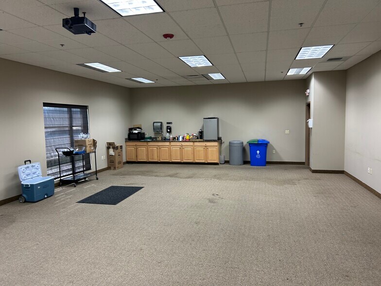 More Photos Of 15 Ritter Way, Lebanon Manufacturing For Lease