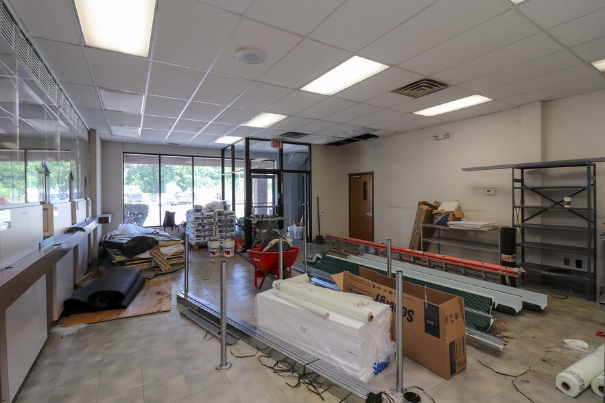 More Photos Of 30094-30120 Ford Rd, Garden City Storefront For Lease