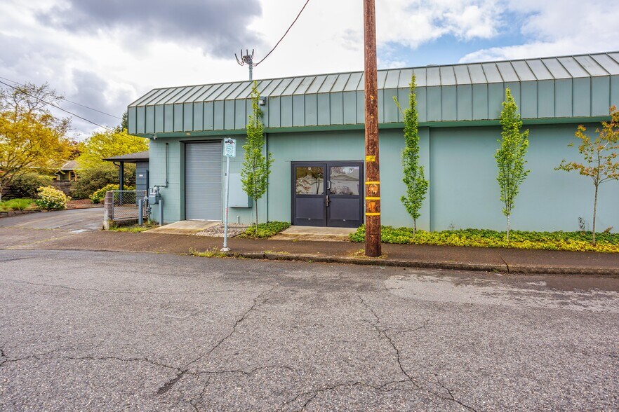 More Photos Of 4636 NE 42nd Ave, Portland Freestanding For Lease