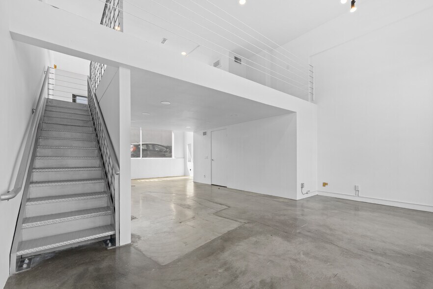 More Photos Of 1501 Main St, Venice Storefront Retail Office For Lease