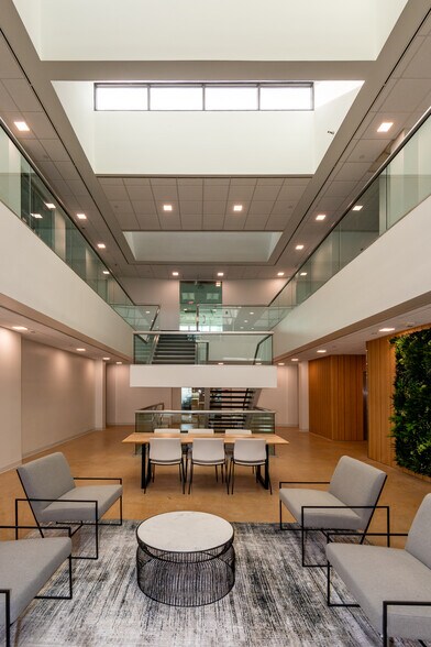 More Photos Of 104 Decker Ct, Irving Unknown For Lease