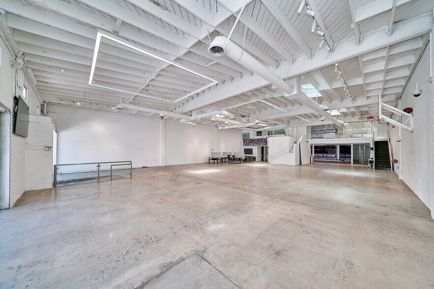 More Photos Of 165-171 S Robertson Blvd, Beverly Hills Storefront For Lease