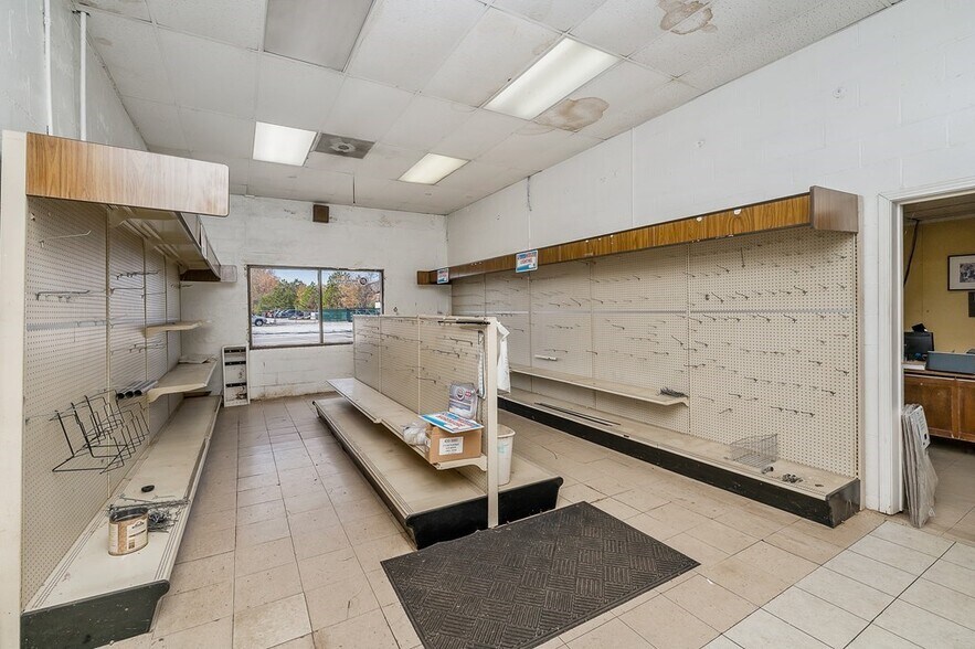 More Photos Of 1470 S Jefferson Ave, Cookeville Showroom For Sale