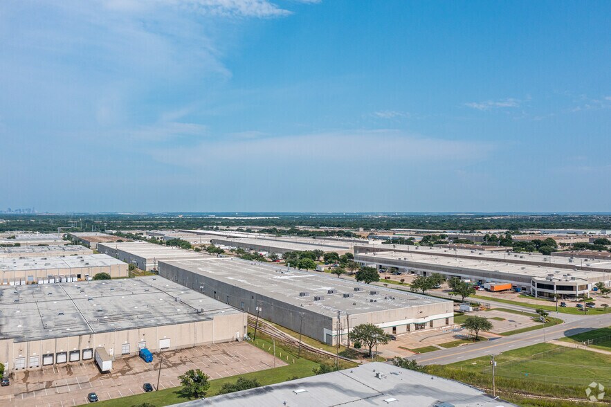 More Photos Of 901-915 Avenue S, Grand Prairie Distribution For Lease