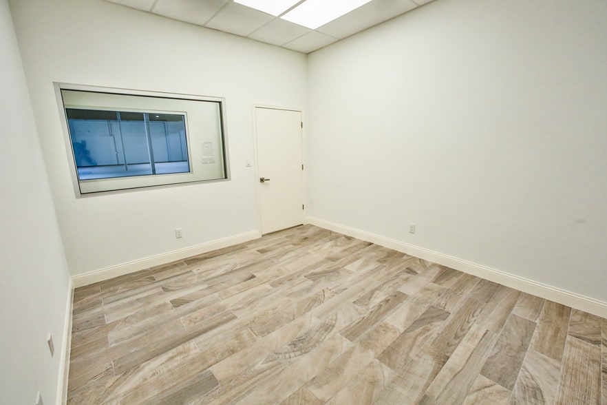 More Photos Of 213 Shaw Ave, Pasadena Industrial For Lease