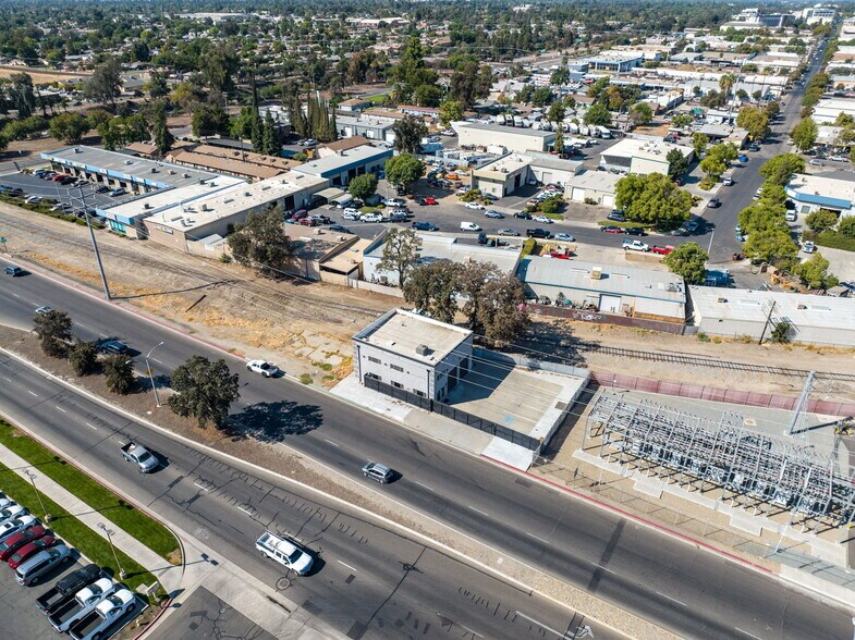 217 S Ben Maddox Way, Visalia, CA 93292 Service For Sale