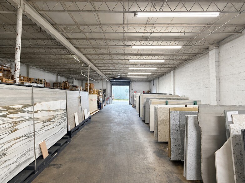 More Photos Of 261 NW 71st St, Miami Showroom For Sale