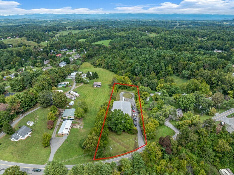 More Photos Of 81 Monticello Rd, Weaverville Showroom For Sale