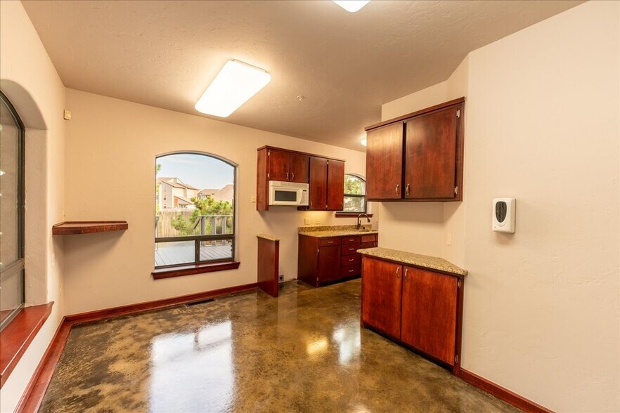 More Photos Of 4242 N Meridian Ave, Oklahoma City Office For Sale