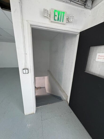 More Photos Of 8111 San Fernando Rd, Sun Valley Research And Development For Sale