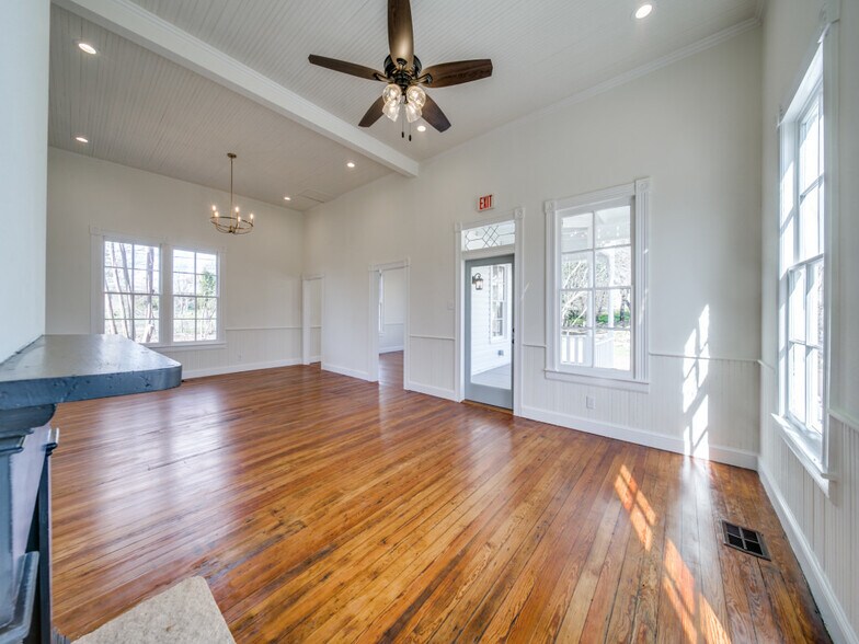 More Photos Of 824 5a-2 High St, Comfort Medical For Sale