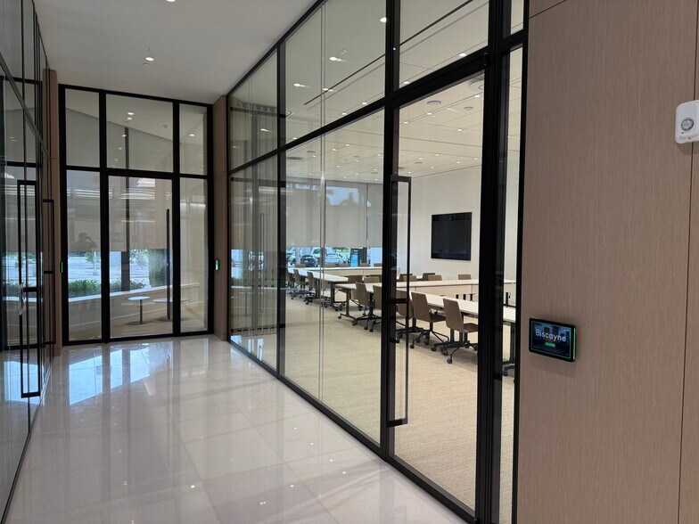 More Photos Of 2 S Biscayne Blvd, Miami Office Residential For Lease