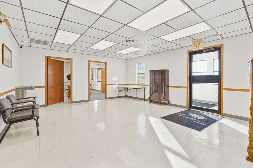 More Photos Of 604 Industrial Park Dr, Eldon Office For Sale