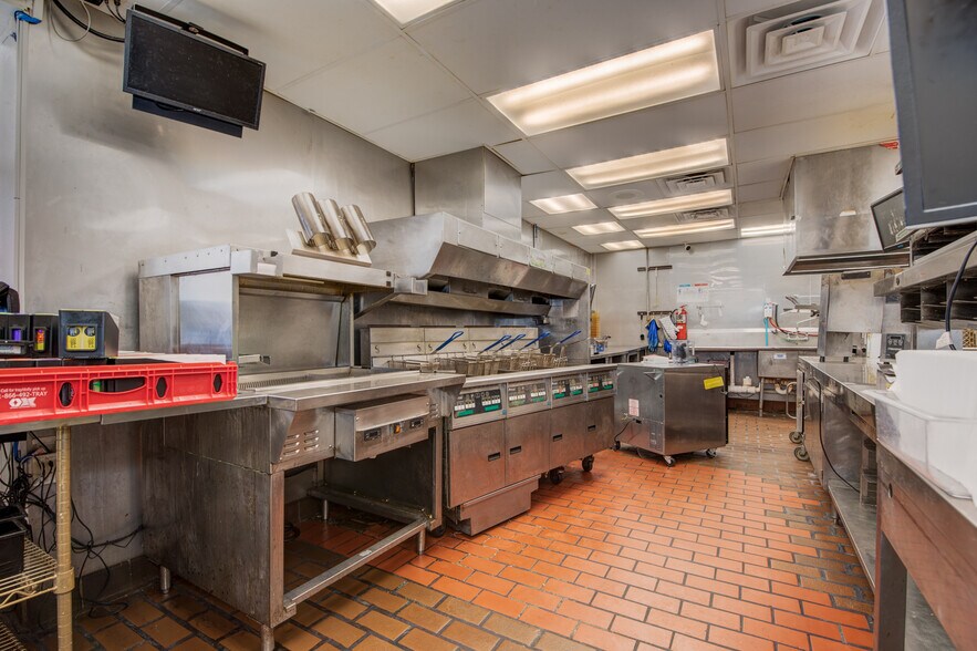 More Photos Of 2209 Circle Dr W, Spirit Lake Fast Food For Lease