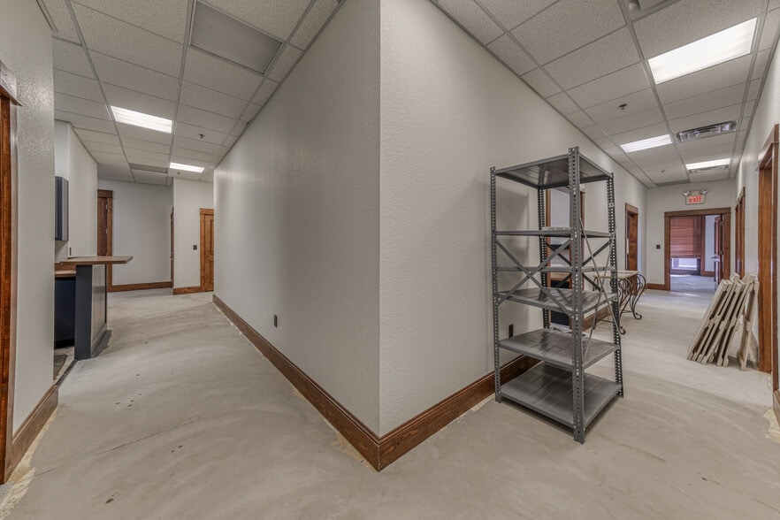 More Photos Of 1916 Martin Dr, Weatherford Office For Lease