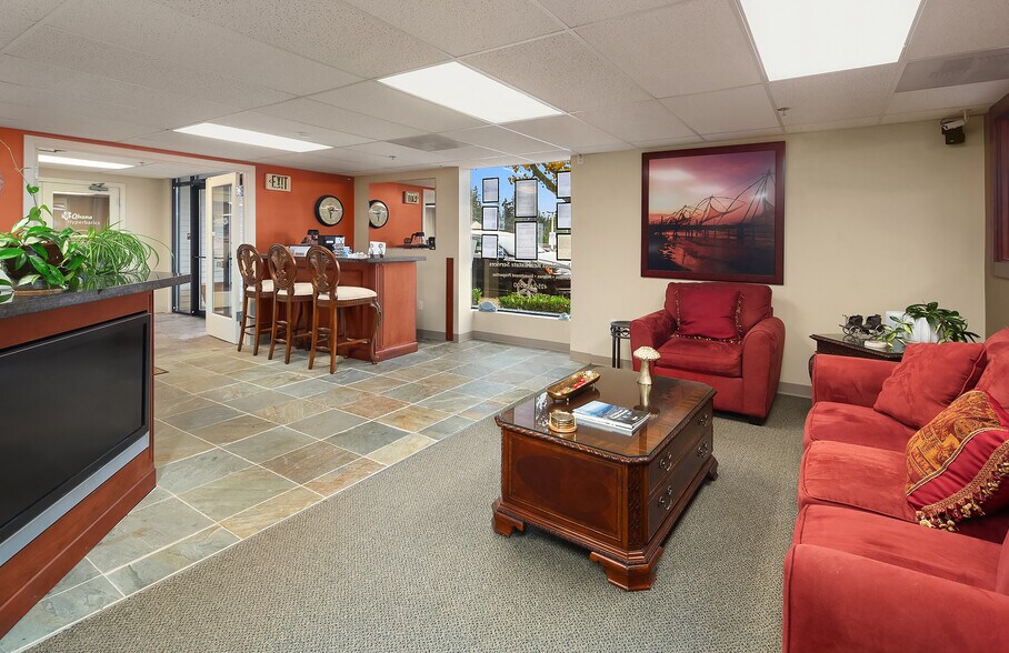 More Photos Of 504 Holly Dr, Edmonds Office For Sale