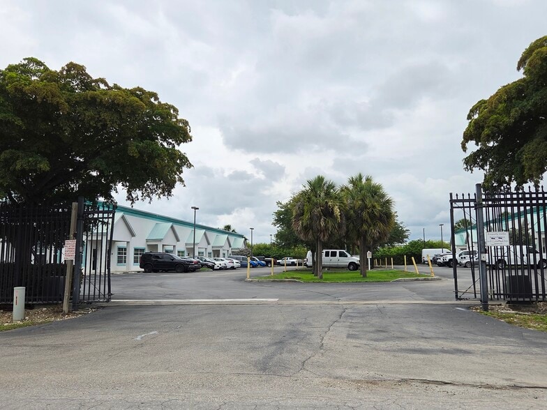 More Photos Of 3550 Work Dr, Fort Myers Showroom For Lease